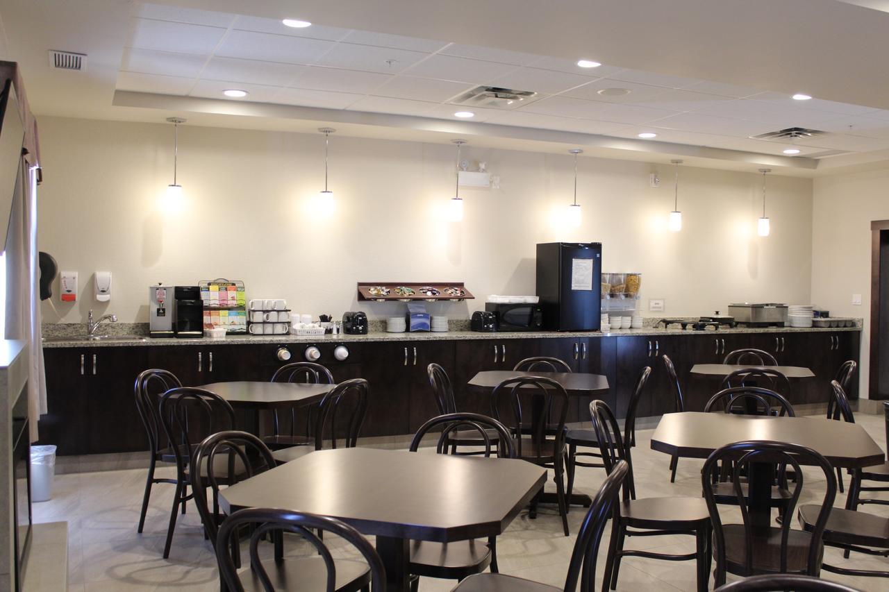 Prairie Moon Inn&Suites Macklin Extérieur photo