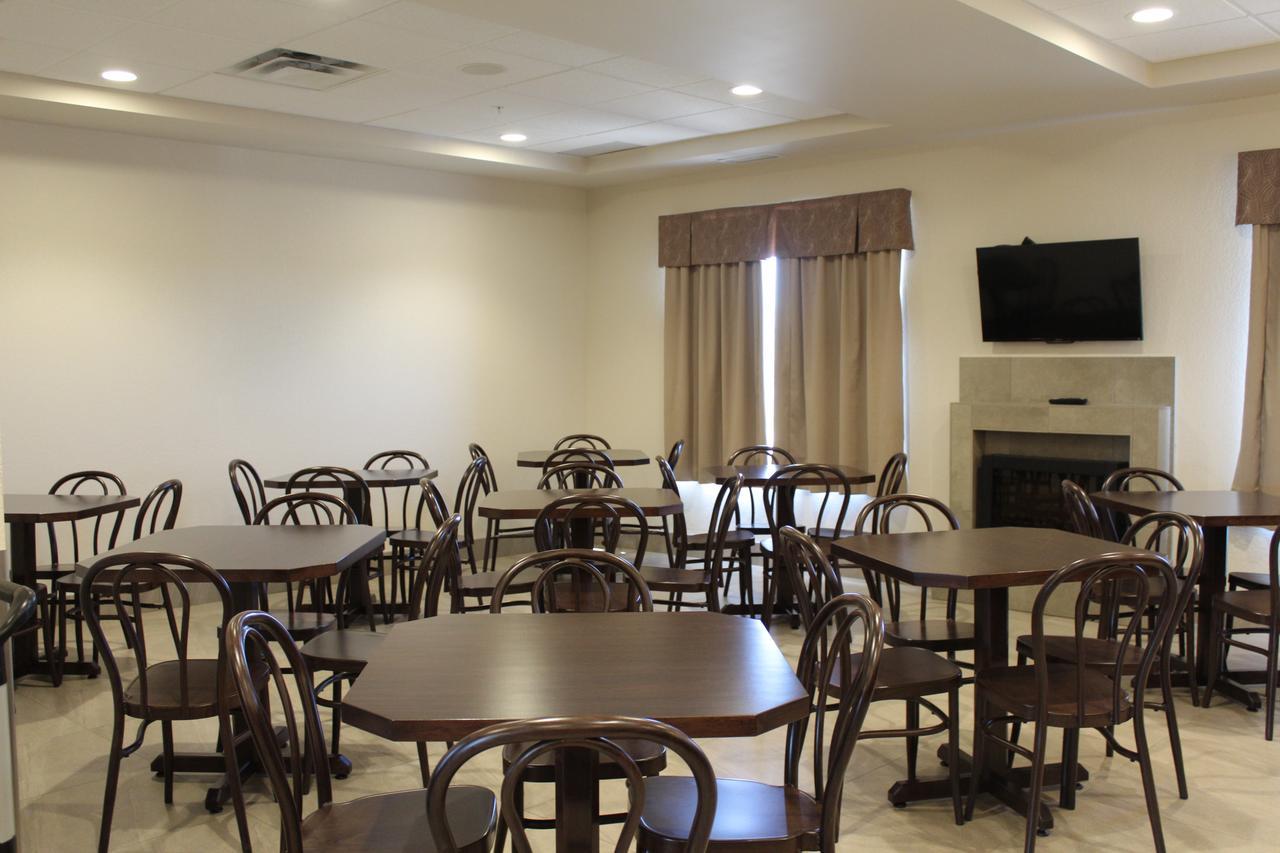 Prairie Moon Inn&Suites Macklin Extérieur photo